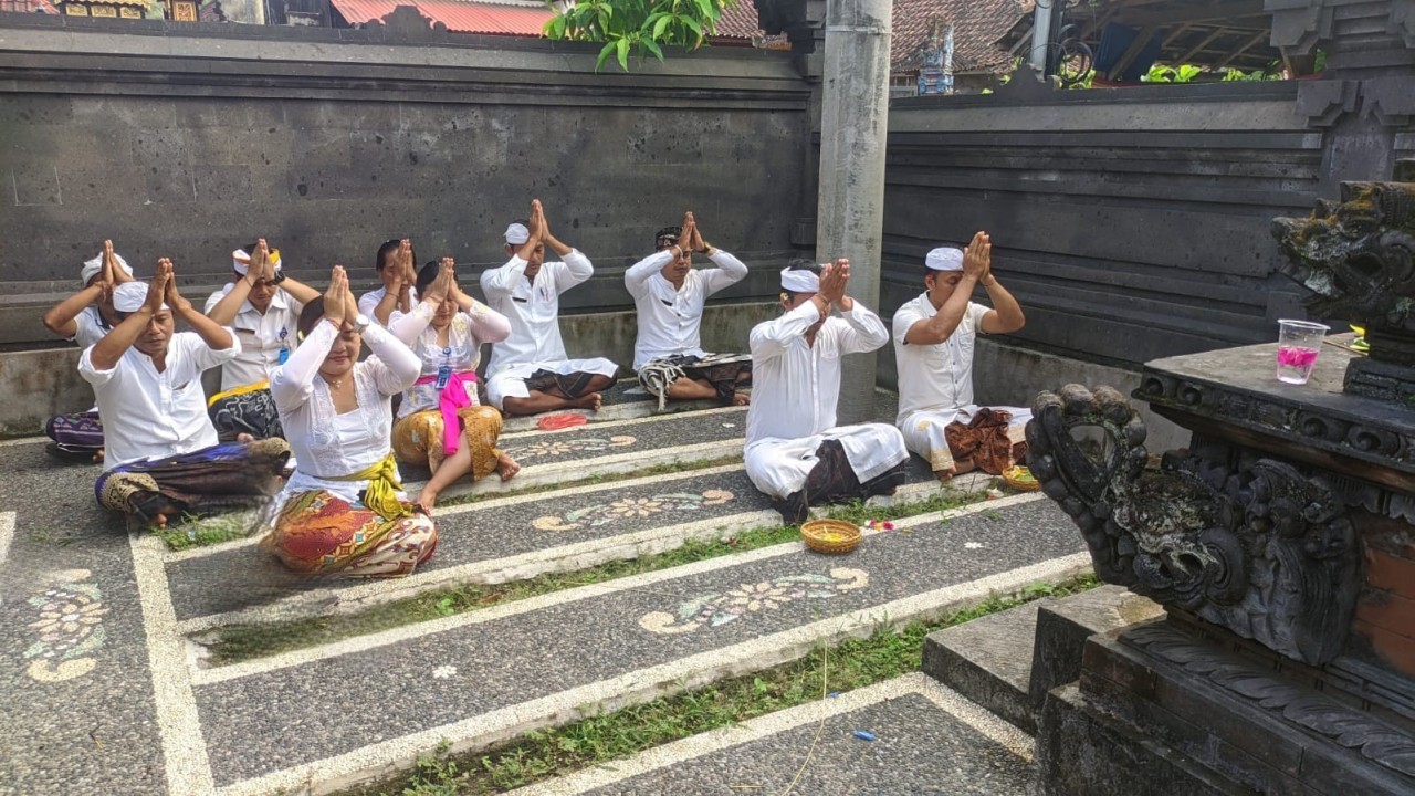 Persembahyangan Bersama Rahina Tilem Kapat di Padmasana Kantor Desa Pulukan